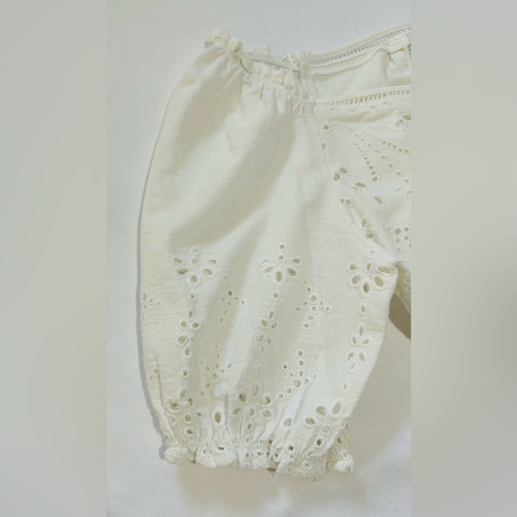 Perforated white blouse Size Small - Picture 5 of 5